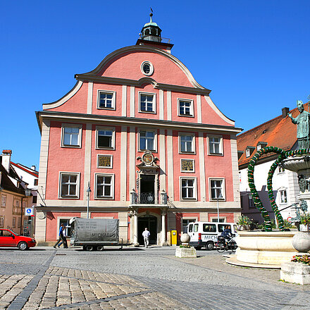 Blick auf das Rathaus vom Marktplatz in Eichstätt