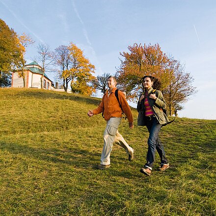 Wanderer vor der Frauenbergkapelle