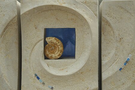 schoepfel-grabmal-detail-ammonit.jpg