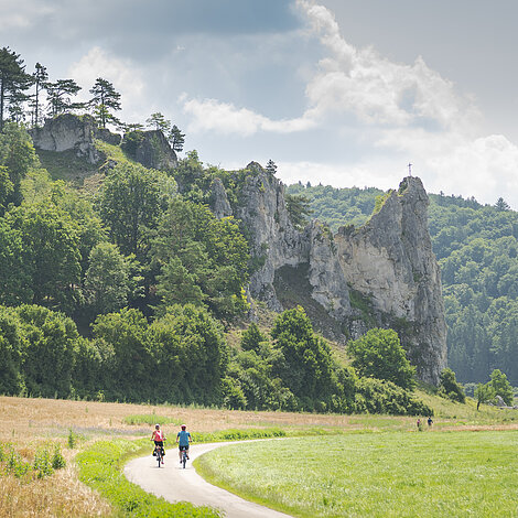 Fahrradfahrer am Burgsteinfelsen