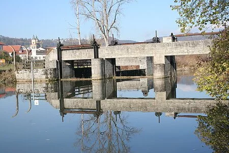 Die Aus- und Einstiegsstellen sind großzügig angelegt und massiv gebaut. Links sieht man den Ausstieg der leicht über Treppenstufen zu bewältigen ist. Dahinter kann man Häuser erkennen.