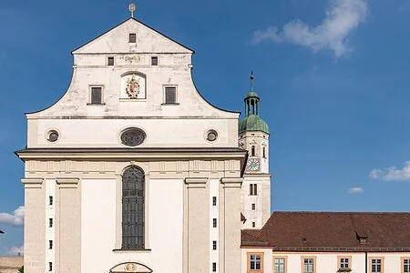 Im Hintergrund ragt die Fassade der Schutzengelkirche und deren rundlicher Kirchturm empor. Direkt im Anschluss erstreckt sich das Collegium Willibaldinum, welches das Priesterseminar beherbergt. Davor erstreckt sich der mit Solnhofener Steinen gepflasterte Leonrodplatz. Große, steinerne Sitzbänke sind der Länge nach in Richtung Kirche aufgereiht.