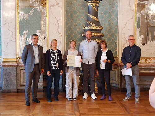 Die radelaktivste Schule war in diesem Jahr das Willibald-Gymnasium, hier geehrt von Landrat Alexander Anetsberger (links), Bürgermeisterin Martina Edl (2. von rechts) und Lars Bender (rechts).