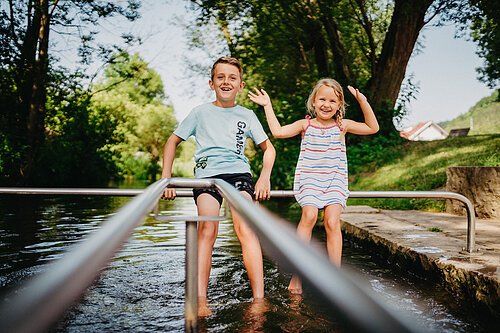 Kinder im Kneippbecken