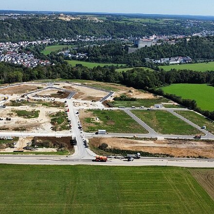 Das Baugebiet Blumenberg-West von oben. In der vorderen Reihe zur Kinderdorf-Straße hin plant die BayernHeim GmbH einkommensgebundenen Wohnraum.