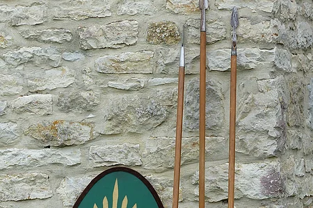 Die Nachbildungen eines römischen Schildes und dreier Pila lehnen an der rekonstruierten Toranlage des Kastell Pfünz. Beim Pilum handelt es sich um einen Wurfspeer, die typische Waffe römischer Legionäre.