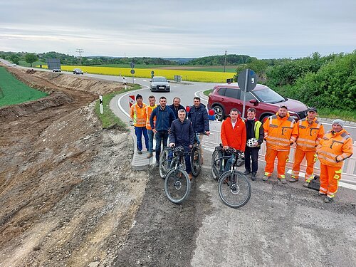 Viele Bauherren, viele glückliche Gesichter zum Baustart: (von links) Lorenz Foag, Thomas Kröpfl (beide Firma Richard Schulz Tiefbau), Florian Spitz, Michael Raab (beide Landkreis Eichstätt Tiefbauverwaltung), Landrat Alexander Anetsberger, Oberbürgermeister Josef Grienberger, Schernfelds Bürgermeister Stefan Bauer, Stéphane Thirion (Sachgebietsleiter Tiefbau Landkreis Eichstätt), Sven Blättermann, Gabriel Valentin und Mevludin Mujanovic (alle drei Firma Richard Schulz Tiefbau). Foto: Schmidt/Stadt Eichstätt