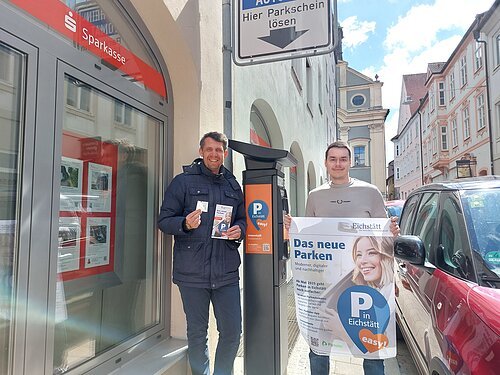 Druckte die erste Quittung: Oberbürgermeister Josef Grienberger (links) mit Ordnungsamtsleiter Christian Hufnagel.