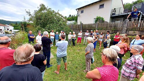Zu einer Ortsteilbegehung als gemeinsamer Spaziergang durchs Viertel – wie hier in Rebdorf im vergangenen Jahr – und einem anschließenden Bürgerdialog lädt Oberbürgermeister Josef Grienberger auch in diesem Sommer in sieben Ortsteilen ein. Alle sind herzlich eingeladen, dazuzukommen. Foto: Jens Schütte/Stadt Eichstätt