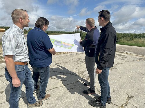 Das Team der STADTWERKE und des Ingenieurbüros Goldbrunner am Freitag bei einer Baustellenbesprechung vor Ort am Aushubzwischenlager. Foto: Dollinger/STADTWERKE