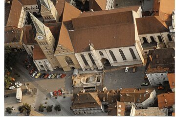 Der Blick aus der Luft auf die Ausgrabungen der Nikolauskapelle im Juli 1986.