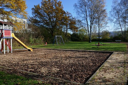 Die alten Spielgeräte in der Eichendorffstraße gehören jetzt der Vergangenheit an.
