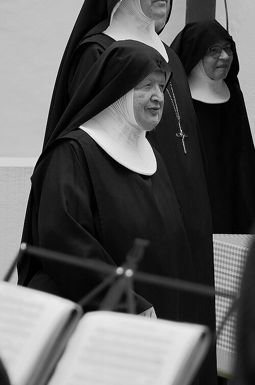 Alt-Äbtissin Franziska Kloos an ihrem 80. Geburtstag im August 2021. Anlässlich des Ehrentages übergaben die beiden Bürgermeisterinnen Elisabeth Gabler und Martina Edl damals im Rahmen einer Überraschungs-Feierstunde für die Jubilarin eine Spende für eine neue „Vesperglocke“ für das Kloster St. Walburg. Dies war der bescheidene Wunsch des Geburtstagskindes gewesen.