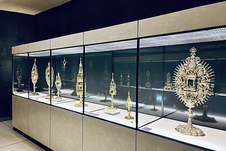 in einer Vitrine stehen verschiedenste Reliquien und Schätze aus Silber und Gold.