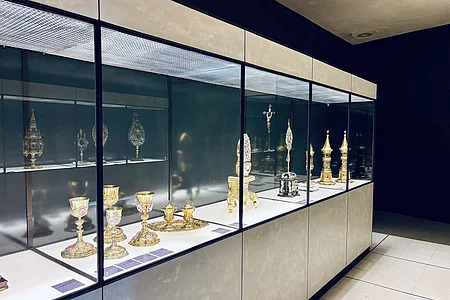 in einer Vitrine stehen verschiedenste Reliquien, Kelche, Kreuze, etc.