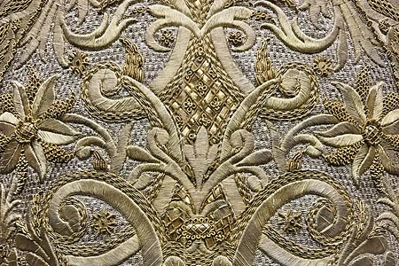 Zu sehen ist eine silber/goldverzierte Mitra.