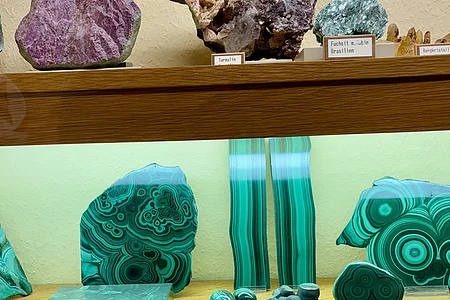 in einer Vitrinen sind Edelsteine verschiedener Farben zu sehen