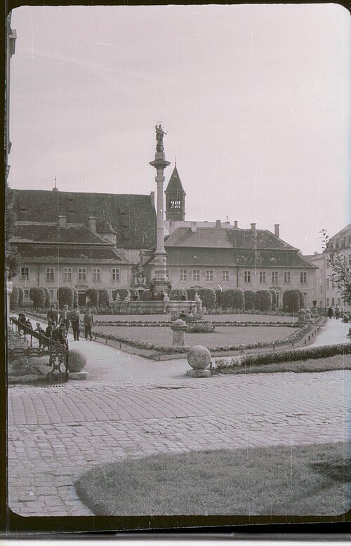 Residenzplatz 1960 Bild in Schwarz - Weiß mit Rasenfeldern
