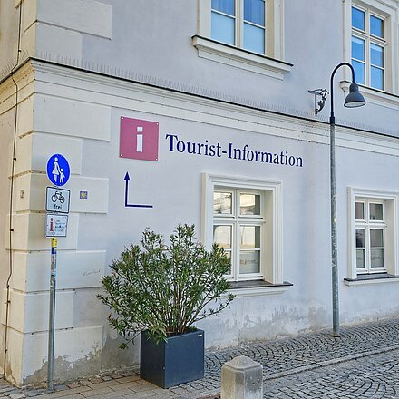 Tourist Information Ecke Domplatzseite mit Schriftzug