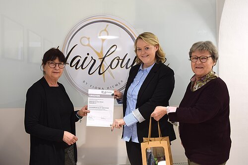 Die „Hairlounge“ führt Friseurmeisterin Fiona Hiemer (Mitte) seit August in der Eichstätter Pfahlstraße. In der Grüdungsphase unterstützt die Stadt Eichstätt sie mit einem Mietzuschuss. Die offizielle Urkunde dazu gab es aus den Händen von Bürgermeisterin Elisabeth Gabler (links) und der Standortbeauftragten Beate Michel.