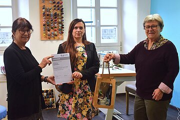 Im selbstgenähten Kleid empfingt Zymbile Tosku (Mitte) Bürgermeisterin Elisabeth Gabler (links) und Standortbeauftragte Beate Michel. Sie freut sich über den Mietzuschuss über die städtische Innenstadtförderung für ihre frisch eröffnete Änderungsschneiderei in der Luitpoldstraße.