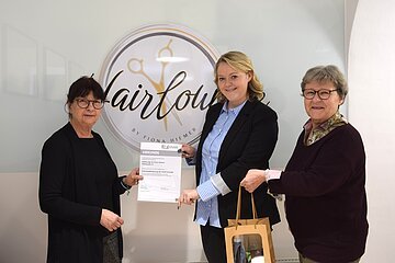 Die „Hairlounge“ führt Friseurmeisterin Fiona Hiemer (Mitte) seit August in der Eichstätter Pfahlstraße. In der Grüdungsphase unterstützt die Stadt Eichstätt sie mit einem Mietzuschuss. Die offizielle Urkunde dazu gab es aus den Händen von Bürgermeisterin Elisabeth Gabler (links) und der Standortbeauftragten Beate Michel.