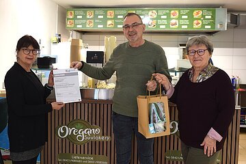 Freute sich sehr über die Förderung der Stadt Eichstätt und die dazugehörige Urkunde aus den Händen von Bürgermeisterin Elisabeth Gabler (links) und Standortbeauftragter Beate Michel: Stefano Anagnostou, der in der Westenstraße einen neuen griechischen Imbiss eröffnet hat.