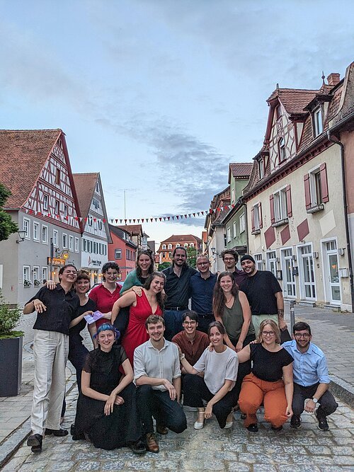 Eine Gruppe von Jugendlichen steht in einer Innenstadt.