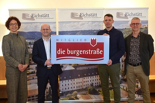 "Willkommen in der Familie" hieß es von Katharina Tank, Geschäftsführerin des Trägervereins „Die Burgenstraße e.V. (links) und Dr. Markus Naser, Oberbürgermeister der Stadt Rothenburg ob der Tauber und Vorsitzender des Burgenstraße e. V. (2.v.l.) bei der Pressekonferenz zum "Neuzugang" Eichstätt. Oberbürgermeister Josef Grienberger (2.v.r.) und Tourist-Info-Chef Lars Bender freuten sich über das herzliche Willkommen. Foto: Sophie Fries/Stadt Eichstätt