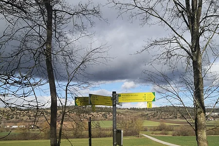 Beschilderung mit vier Auslegern Einschieber Nr. 3 Wanderweg zum Kastell und rund um Pietenfeld
