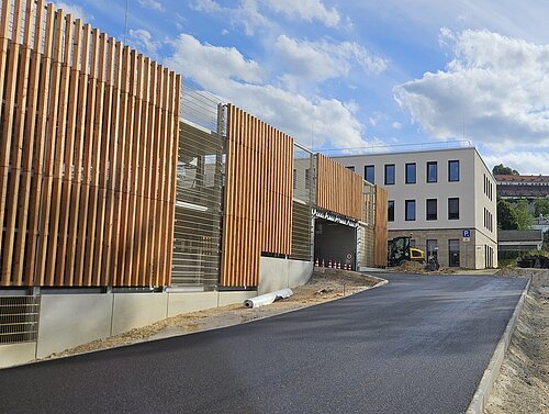 Das Parkdeck am Dienstleistungszentrum Eichstätt 2025 während der Baumaßnahme.