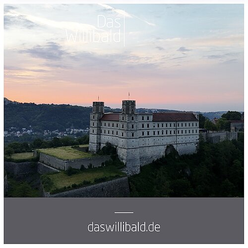 Willibaldsburg in der Dämmerung