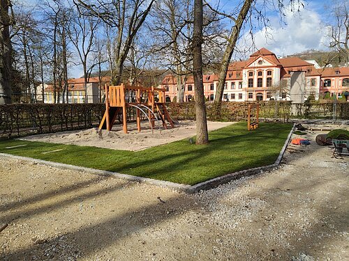 Der frisch verlegte Rollrasen auf dem Spielplatz Hofgarten muss derzeit noch anwachsen und kann leider noch nicht betreten werden. Anfang Mai wird der Spielplatz dann eröffnet. Foto: Ricky Haußner/Stadt Eichstätt