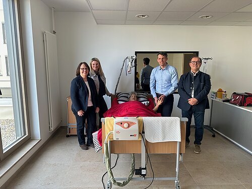 Spürt man noch Puls? Oberbürgermeister Josef Grienberger (2. v. r.) maß
beim Rundgang durch die Hans-Weinberger-Akademie an der Simulationspuppe gleich mal
selbst nach. Auch Stadtkämmerer Herbert Rehm (rechts) zeigte sich sehr beeindruckt von
der modernen und hochkomplexen Ausstattung vor Ort, die Schulleiterin Roswitha Meier
(links) und die stellvertretende Schulleiterin Anna-Carina Wittmann präsentierten.