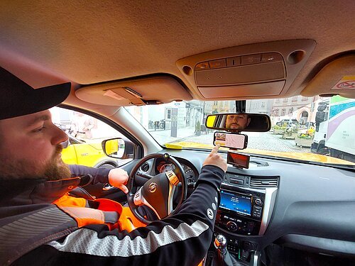 Ein Klick vor dem Losfahren reicht Maximilian Zehentmeier vom städtischen Bauhof aus. Nun erfasst sein Handy im Bauhofauto auf dem Weg zum nächsten Einsatz über die Handykamera alle Straßen und Verkehrszeichen auf dem Weg. Eine künstliche Intelligenz analysiert dann den Zustand – und gibt Bescheid, wenn ein Schlagloch gefüllt oder ein verblichenes Schild neu montiert werden muss. Doch das neue Programm kann zum Beispiel auch beim Winterdienst helfen.