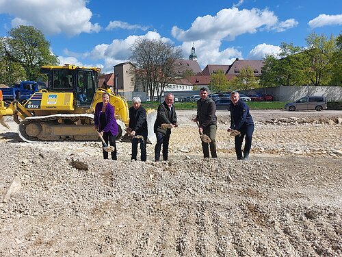 Gaben mit dem symbolischen Spatenstich den offiziellen Startschuss für das wahrscheinlich größte Energiewende- und Klimaschutzprojekt der Region: (von links) Silvia Dollinger (STADTWERKE Eichstätt), Gerhard Seibold (Planungsbüro Seibold + Seibold), Thomas Schäfers (Amtschef Diözese Eichstätt), Josef Grienberger (Oberbürgermeister Stadt Eichstätt) und Steffen Noller (Baufirma BGS). Foto: Sophie Fries