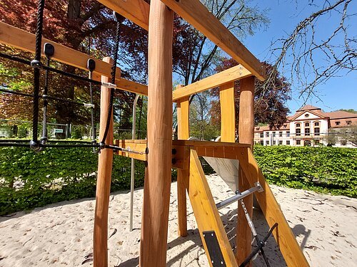 Wird am Samstag gebührend mit einem Familientag eingeweiht: der neue Spielplatz im Hofgarten, der nun fertig ist. Ab 14 Uhr sind zahlreiche Aktionen für Groß und Klein geboten. Im Sand unter dem neuen Spieleturm gibt es für fleißige kleine Buddler sogar eine Überraschung zu entdecken.