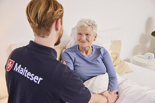 Die ambulante Pflege der Malteser bietet fachlich kompetente Pflege und Betreuung in den eigenen vier Wänden. So tragen die Malteser dazu bei, den Kundinnen und Kunden ein weitgehend eigenständiges Leben in Ihrem Zuhause zu ermöglichen. Das Verhältnis zwischen Patientin oder Patient und ambulanter Pflegekraft muss in hohem Maße von Vertrauen geprägt sein. Die Malteser betreuen mit festen Bezugspersonen, die die Pflegebedürftigen zu den mit ihnen abgestimmten Zeiten zu Hause aufsuchen. Im Rahmen der Grundpflege unterstützt der ambulante Pflegedienst Pflegebedürftige und ihre Angehörigen bei der Pflege zu Hause. Er bietet Familien Unterstützung und Hilfe im Alltag, damit pflegende Angehörige zum Beispiel Beruf und Pflege sowie Betreuung besser organisieren können. Das Leistungsangebot des ambulanten Pflegedienstes erstreckt sich über verschiedene Bereiche, beispielsweise körperbezogene Pflegemaßnahmen wie etwa Körperpflege, Ernährung, Förderung der Bewegungsfähigkeit, pflegerische Betreuungsmaßnahmen, zum Beispiel Hilfe bei der Orientierung, bei der Gestaltung des Alltags oder auch bei der Aufrechterhaltung sozialer Kontakte, Beratung der Pflegebedürftigen und ihrer Angehörigen bei pflegerischen Fragestellungen, Unterstützung bei der Vermittlung von Hilfsdiensten wie Essensbelieferung oder Organisation von Fahrdiensten und Krankentransporten sowie Hilfen bei der Haushaltsführung wie Kochen oder Reinigen der Wohnung.