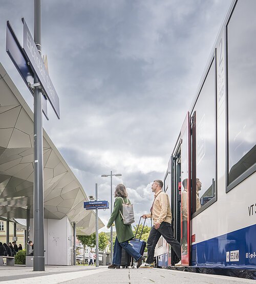 Ankunft am Eichstätt-Bahnhof Stadt. Ein Junges Paar mit Trollies steigt aus dem Zug.