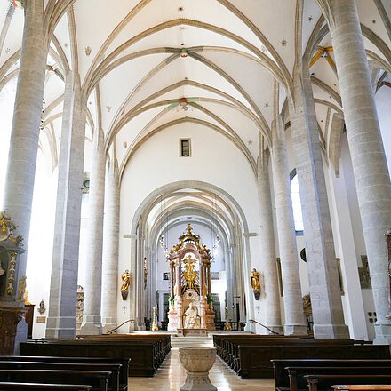 Blick auf den Taufstein und die Statue des Hl. Willibald im Eichstätter Dom