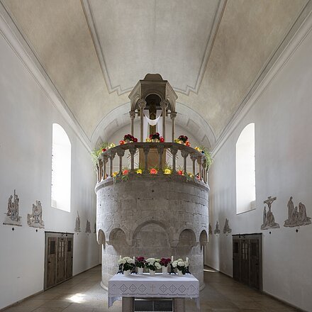Bei der Aufnahme handelt es sich um den Innenraum der ehemaligen Kapuzinerkirche. Das Grabmal, das als Nachbildung des Heiligen Grabs bekannt ist, bildet das Zentrum der Aufnahme. Es liegt in einem Bau, der turmförmig ist. Auf ihm steht ein großes goldenes Kreuz. An den Wänden rund um den Turm ist er Kreuzweg Jesu abgebildet. Im Vordergrund steht ein kleinerer Altar.