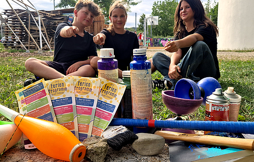Benedikt Haase, Carina Trini und Annalena Schmidt (von links) freuen sich im Haus der Jugend jetzt schon aufs Ferienprogramm, das zum Beispiel Akrobatik- oder auch Graffiti-Kurse enthält. Foto: Nicole Balzer