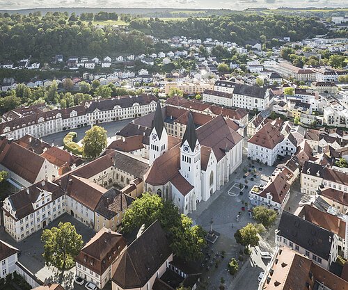 Luftbild der Altstadt von Eichstätt im Naturpark Altmühltal mit Dom und Domplatz Luftbild der Altstadt von Eichstätt mit Dom und seinen beiden Glockentürmen im Vordergrund sowie dem Domplatz. Hinter dem Dom erstrecken sich der Residenzplatz und der Domherrnhof Dietrichsstein.