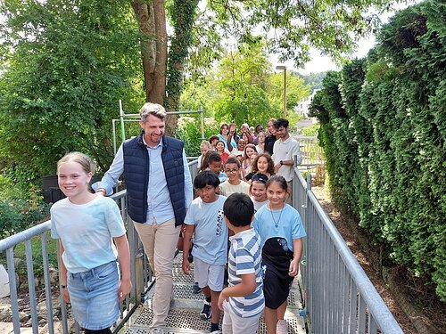 Eröffneten gemeinsam den Edelbachdurchgang: Oberbürgermeister Josef Grienberger und zahlreiche Kinder des Offenen Ganztagesangebotes des Kinderschutzbundes an der Grundschule St. Walburg. Im Anschluss ging es für alle auf Einladung des OB auf ein Eis in die Westenstraße.
