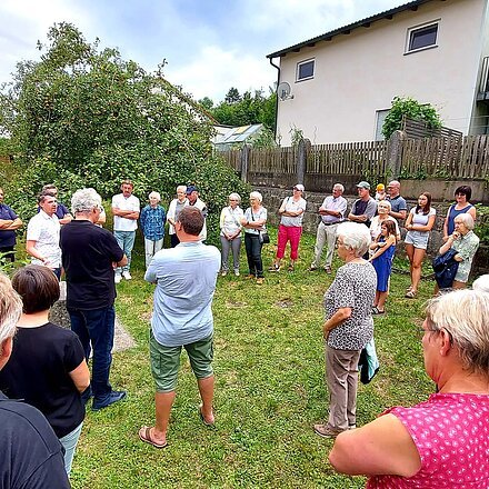 Zu einer Ortsteilbegehung als gemeinsamer Spaziergang durchs Viertel – wie hier in Rebdorf im vergangenen Jahr – und einem anschließenden Bürgerdialog lädt Oberbürgermeister Josef Grienberger auch in diesem Sommer in sieben Ortsteilen ein. Alle sind herzlich eingeladen, dazuzukommen. Foto: Jens Schütte/Stadt Eichstätt