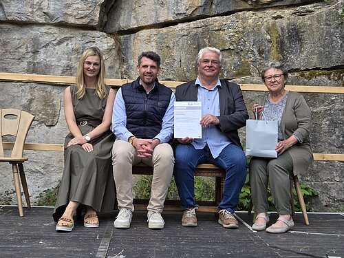 Auf der Open-Air-Bühne mit Felsenkulisse übergaben (von links) Kämmerin Silvia Obermeier, Oberbürgermeister Josef Grienberger und Standortbeauftragte Beate Michel die Existenzgründer-Urkunde der Stadt Eichstätt an Florian Schmidt (2. v. r.). Foto: Martina Schmidt