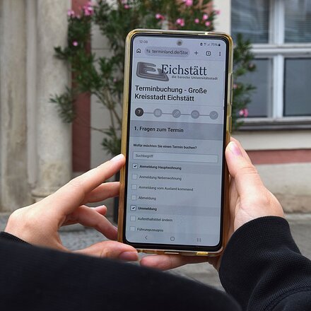 Mit dem neuen Online-Portal können künftig Termine im Einwohnermeldeamt der Stadt Eichstätt  gebucht werden – das hat zahlreiche Vorteile für die Eichstätter/-innen. Foto: Sophie Fries