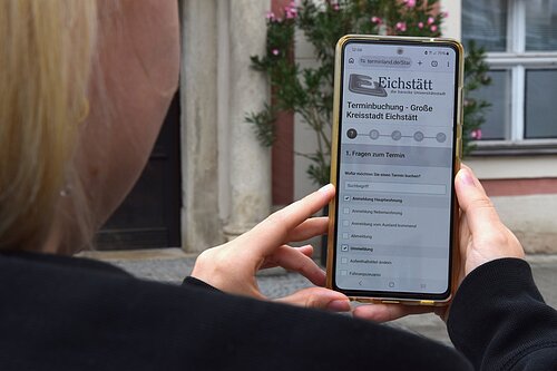 Mit dem neuen Online-Portal können künftig Termine im Einwohnermeldeamt der Stadt Eichstätt  gebucht werden – das hat zahlreiche Vorteile für die Eichstätter/-innen. Foto: Sophie Fries