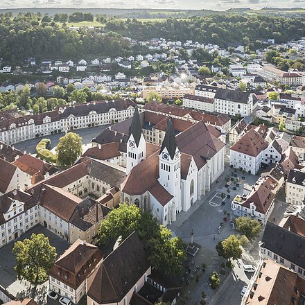 Luftbild der Altstadt von Eichstätt mit Dom und seinen beiden Glockentürmen im Vordergrund sowie dem Domplatz. Hinter dem Dom erstrecken sich der Residenzplatz und der Domherrnhof Dietrichsstein.