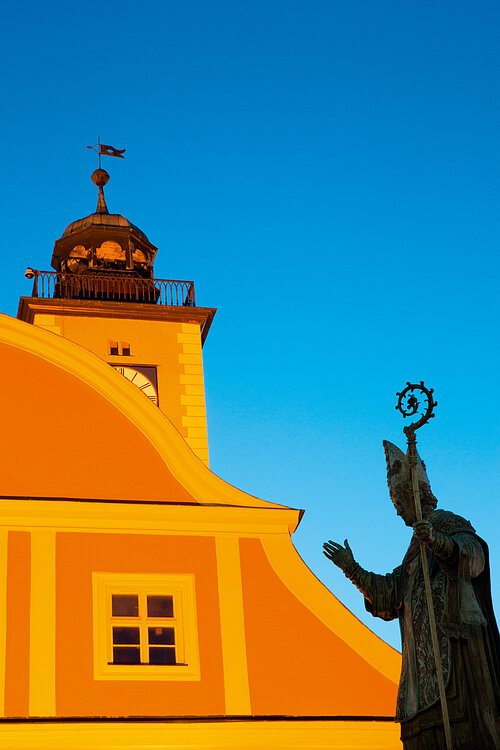Bischofsstatue am Willibaldsbrunnen (Marktplatz) mit Rathaus